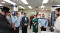 מפכ"ל המשטרה יעקב שבתאי (שני משמאל)  עם מנכ"ל בית החולים לניאדו, נדב חן (שלישי משמאל) בביקור בבית החולים (צילום: בית החולים לניאדו)