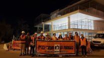 סטודנטים ופעילי תנועת מעגלי צדק בהפגנה בכיכר הבימה במחאה על פציעתו של עובד בקמפוס (צילום: ניצן צבי כהן)