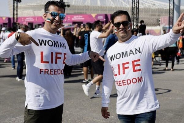 קאבה ואשקאן, אוהדי איראן בקטאר, במפגן תמיכה בזכויות הנשים באיראן (צילום: ריקרדו סטיון, שליח 'דבר' למונדיאל)