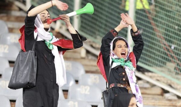 אוהדות איראניות ביציע מרוחק, במשחק של איראן מול וויילס (צילום: ריקרדו סטיון, שליח 'דבר' לקטאר)