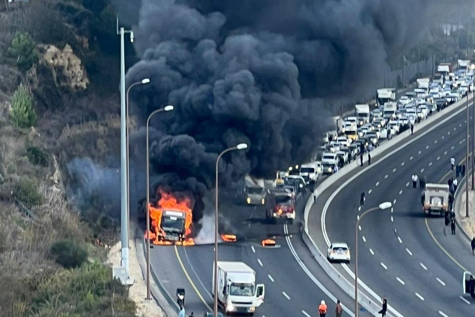 משאית שעלתה באש בכביש 1 (צילום: דוברות המשטרה) משאית שעלתה באש בכביש 1 (צילום: דוברות המשטרה)