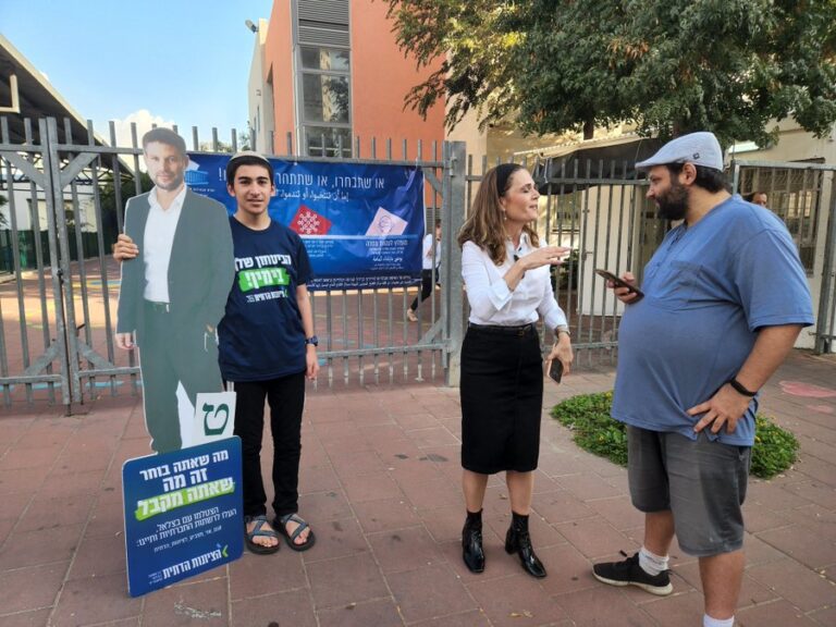 חברת הכנסת מיכל וולדיגר (הציונות הדתית) משוחחת עם כתב 'דבר' ניצן צבי כהן (מימין), לצד פעיל במפלגה. "הציונות הדתית מאמינה בקפיטליזם חומל. בכל מה שקשור לשירותי רווחה, בריאות ובריאות הנפש אנחנו מאמינים שצריך לקדם הפרטה נבונה" (צילום: דפנה איזברוך)