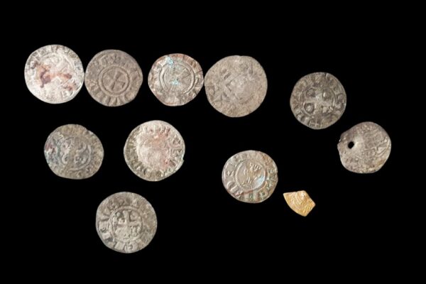 חלק מהמטבעות שנמצאו בבית החשוד (צילום: ניר סידטלפלד רשות העתיקות)