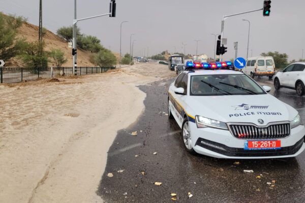 ניידת בחסימת כביש 90 (צילום: דוברות משטרת ישראל)