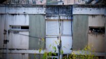 סדק באמצע בניין ברחוב שפרינצק בחיפה (צילום: דוד טברסקי)