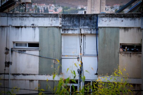 סדק באמצע בניין ברחוב שפרינצק בחיפה (צילום: דוד טברסקי)