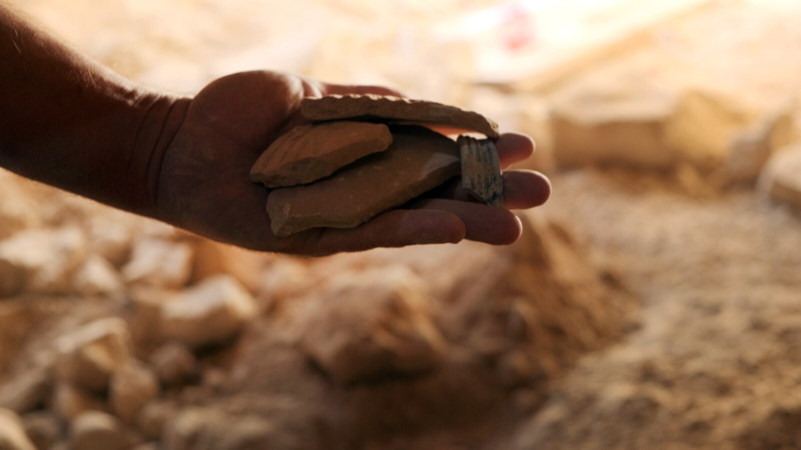 שברי חרסים עתיקים שהתגלו במערה (צילום: אמי לאלג'ם, רשות העתיקות)