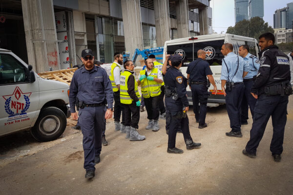 שוטרים חוקרים באתר בנייה בתל אביב, אילוסטרציה (צילום: מוטי קרליץ/פלאש90)