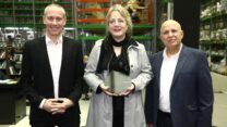 הילה בלום זוכת פרס ספיר של מפעל הפיס לשנת 2021, רו"ח אביגדור יצחקי, שר התרבות והספורט חילי טרופר (צילום: סיון פרג)