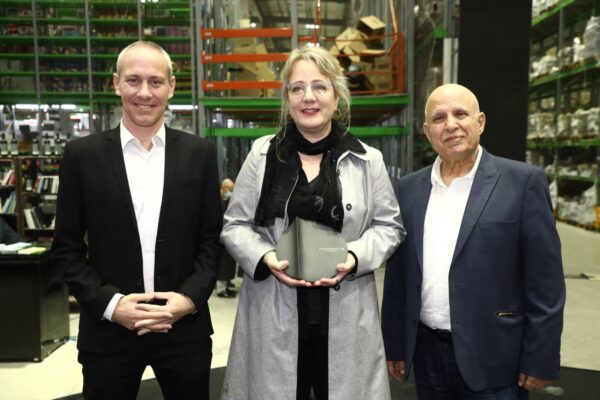 הילה בלום זוכת פרס ספיר של מפעל הפיס לשנת 2021, רו"ח אביגדור יצחקי, שר התרבות והספורט חילי טרופר (צילום: סיון פרג)