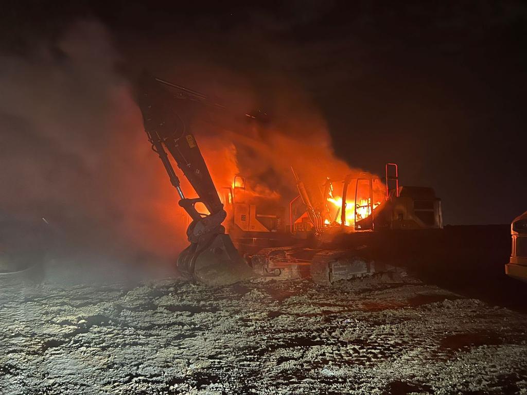 כלי העבודה שנשרפו באתר הבנייה סמוך לעכו (צילום: דוברות כב&quot;א)