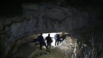 תפיסת השודדים מחוץ למערה (צילום: היחידה למניעת שוד ברשות העתיקות)