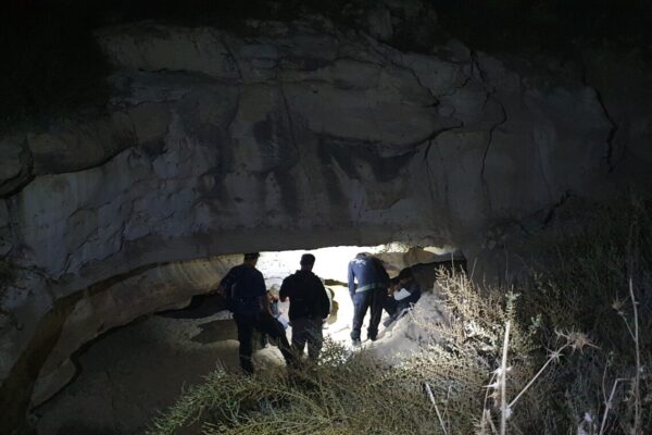 תפיסת השודדים מחוץ למערה (צילום: היחידה למניעת שוד ברשות העתיקות)