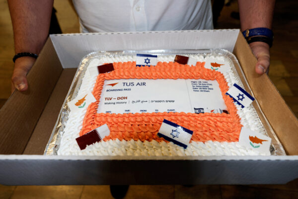 עוגה המעוצבת ככרטיס עלייה למטוס מישראל לקטאר, לקראת הטיסה הראשונה בין המדינות לרגל מונדיאל 2022 (צילום: REUTERS/Amir Cohe)