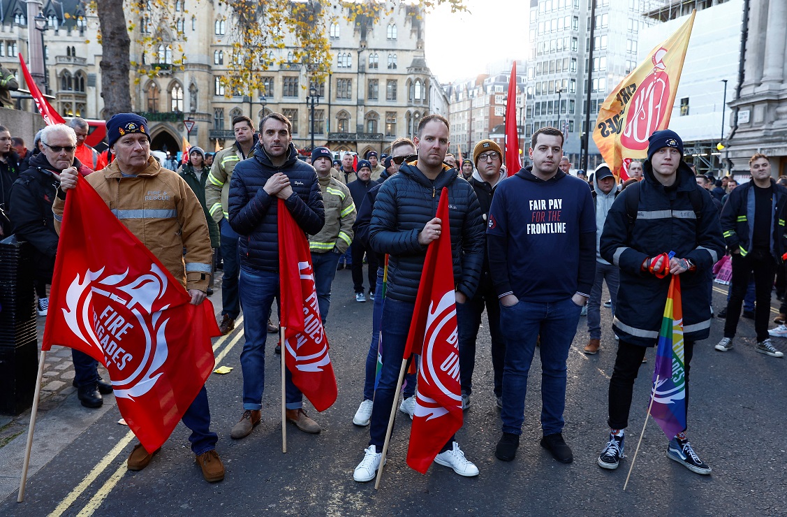 הפגנת חברי איגוד הכבאים בבריטניה בהפגנה לקראת שביתת כבאים במחאה על שחיקת השכר (REUTERS/Peter Nicholls)