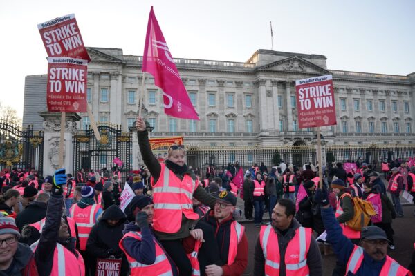 חברי איגוד עובדי התקשורת בבריטניה מחוץ לארמון באקינגהם בהפגנה של עובדי הדואר השובתים במדינה (PA via Reuters)