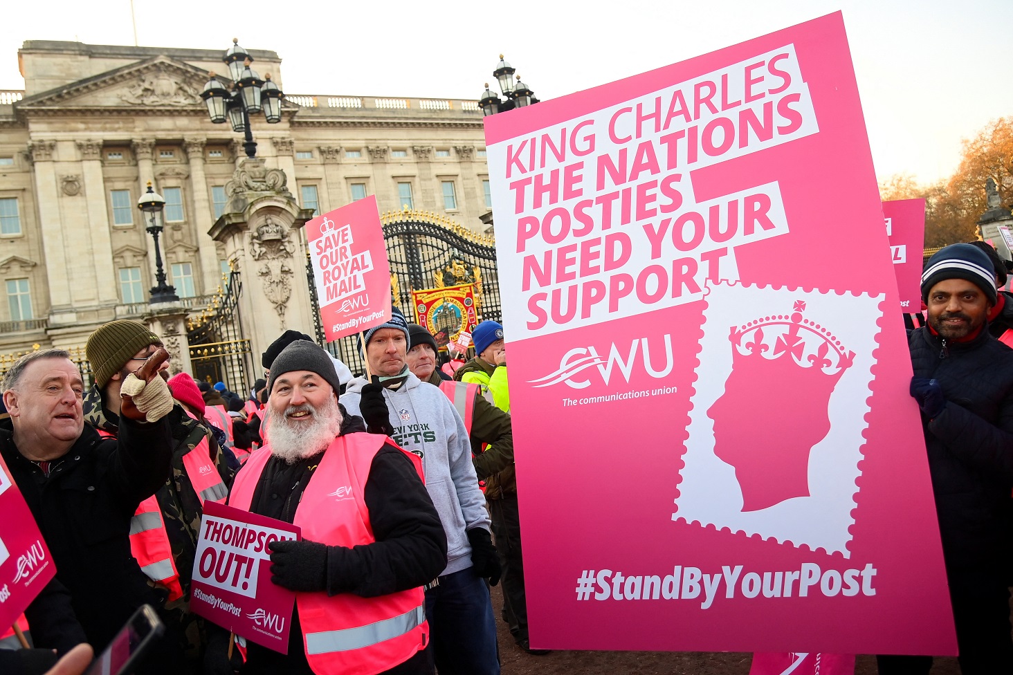 חברי איגוד עובדי התקשורת בבריטניה מחוץ לארמון באקינגהם בהפגנה של עובדי הדואר השובתים במדינה (צילום: REUTERS/Toby Melville)