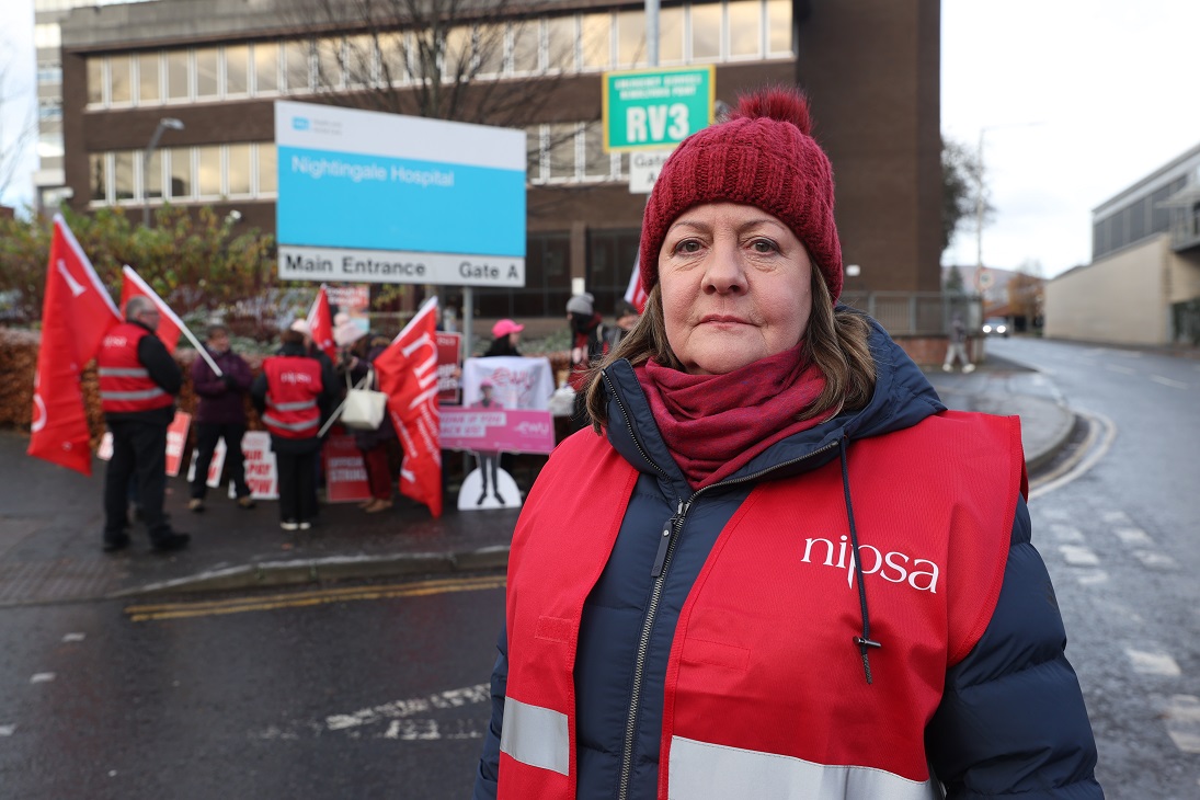 כרמל גייטס, מזכ&quot;לית איגוד האחיות NIPSA, מחוץ לבית החולים נייטינגייל בבלפסט, צפון אירלנד, במהלך שביתת מחאה של עובדי בית החולים ל-24 שעות (צילום: PA via Reuters)