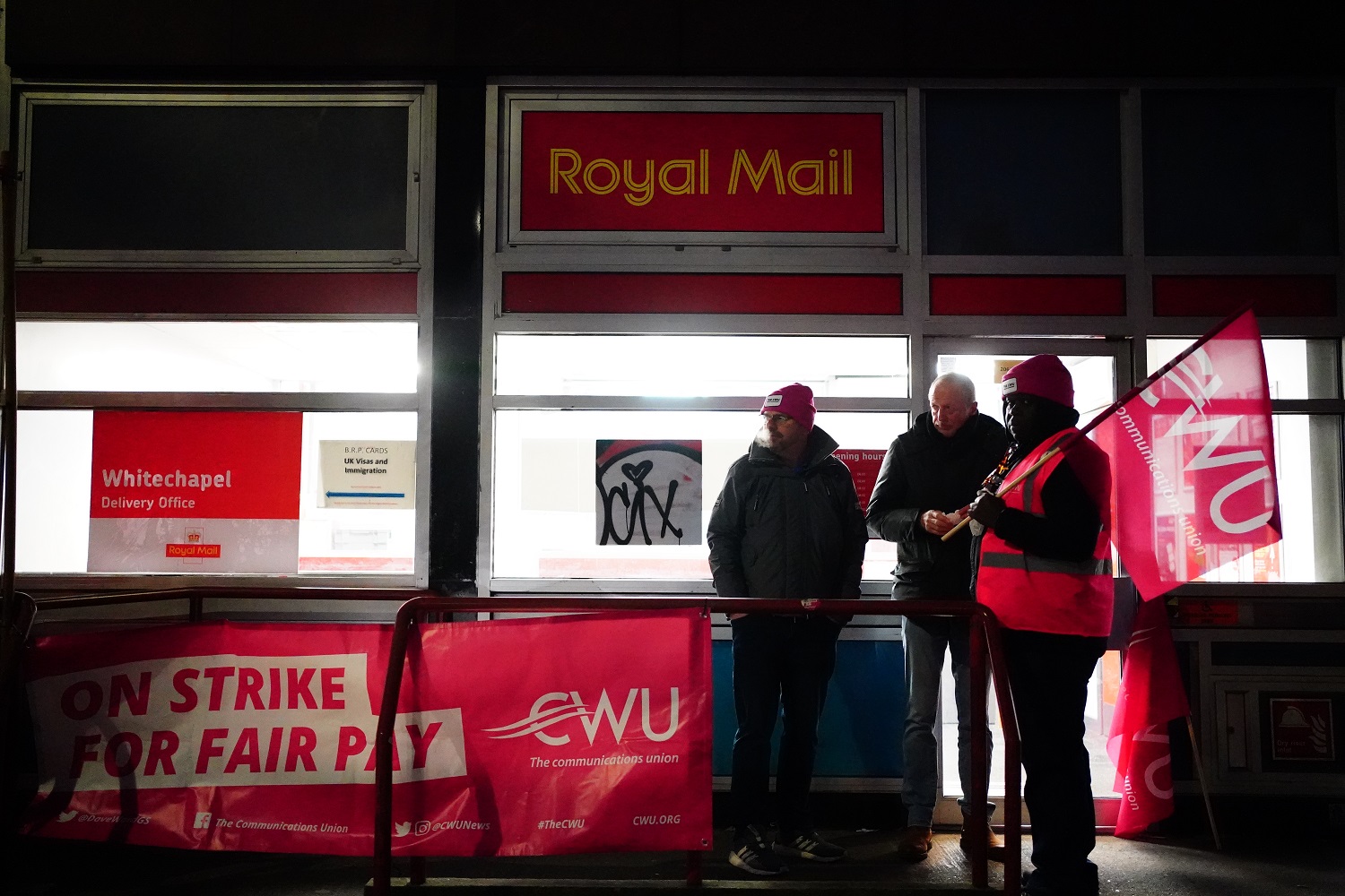 עובדי הדואר הבריטי שובתים בפתח סניף דואר בווייטצ'אפל, במחאה על שחיקת השכר ותנאי העבודה (צילום: PA via Reuters)