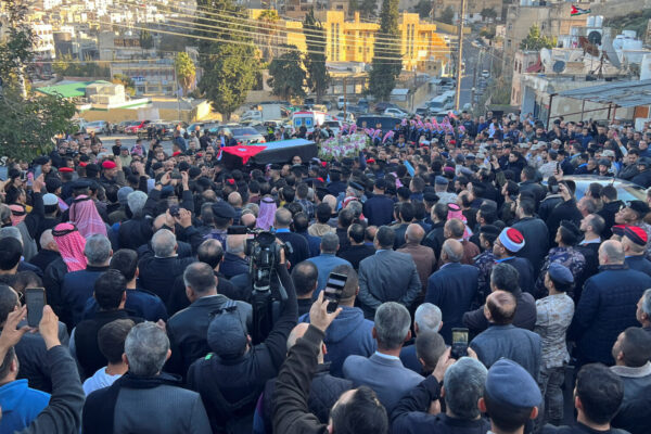 מאות משתתפים בהלוויות השוטרים הירדנים שנהרגו במעצר מפגין במחאות הדלק (צילום: REUTERS/Jehad Shelbak)