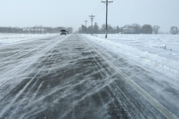 שלג יורד במיניאפוליס, מינסוטה, וחוסם מחדש את הכביש (צילום: David Joles/Minneapolis Star Tribune)