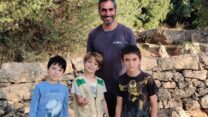 ד"ר חיים ממליה עם הילדים שמצאו את הנר (צילום: שקד כהן)