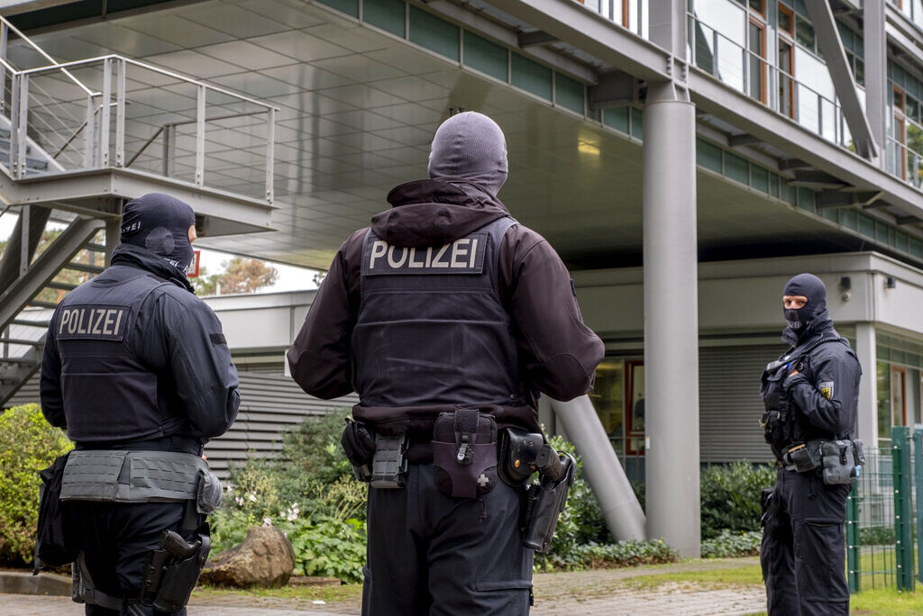 כוחות מיוחדים של המשטרה הגרמנית במהלך פעילות (צילום ארכיון: AP Photo/Michael Probst)