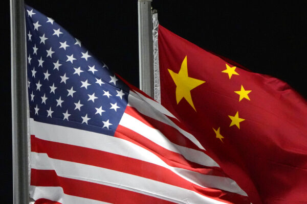 דגלי סין וארצות הברית (צילום: AP Photo/Kiichiro Sato, File)