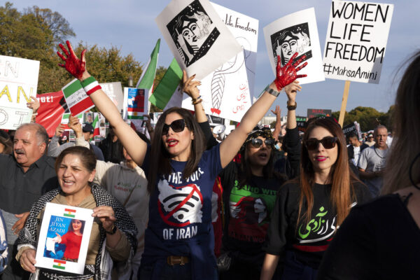 מפגינות איראניות נגד משטר האייתוללות במהלך מחאת החיג׳אב (צילום: AP Photo/Jose Luis Magana)