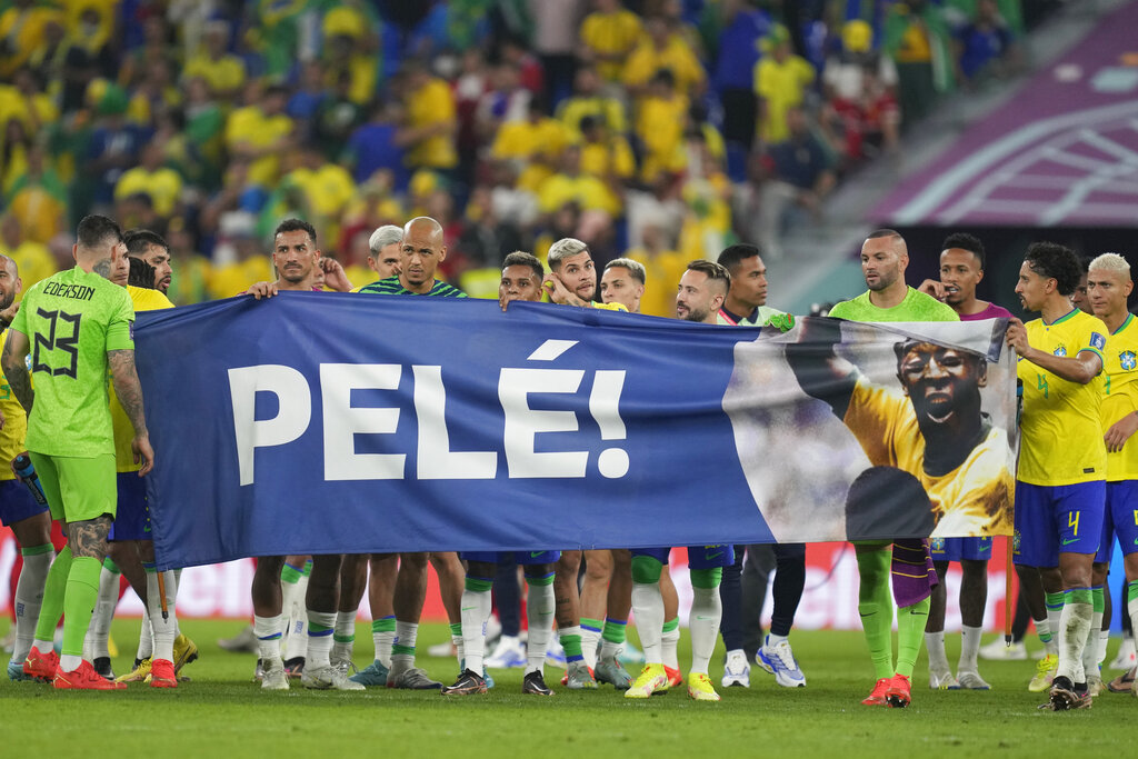 שחקני נבחרת ברזיל עם שלט מחווה לפלה במונדיאל בקטאר (AP Photo/Jin-Man Lee)