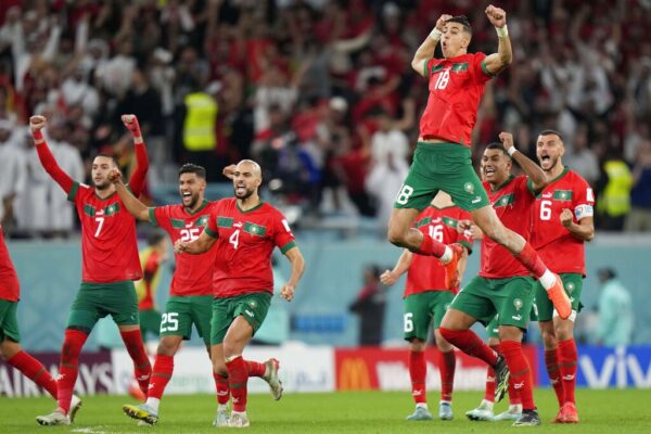 שחקני נבחרת מרוקו חוגגים את הניצחון על ספרד בשמינית גמר המונדיאל (צילום: AP Photo/Luca Bruno)