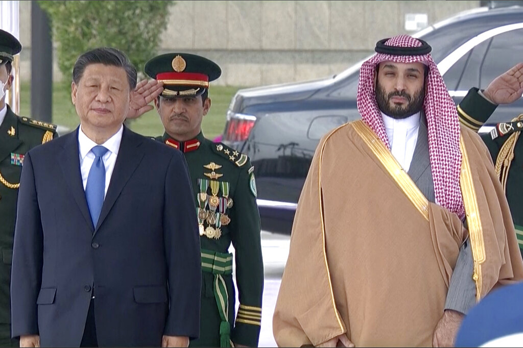 יורש העצר הסעודי, מוחמד בן סלמאן, מקבל את פניו של נשיא סין, שי ג'ינגפינג (צילום : Saudi Press Agency via AP)