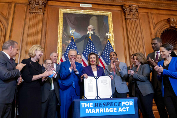 יו"ר בית הנבחרים האמריקני ומנהיג הרוב, צ'אק סקומר, בחתימה על אישור החקיקה לנישואים חד מיניים (צילום: AP Photo/Andrew Harnik)