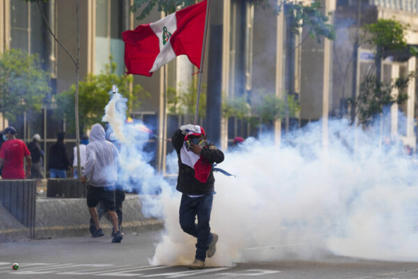 הפגנות במחאה על מצערו של נשיא פרו פדרו קסטיו  (צילום: AP Photo/Martin Mejia)