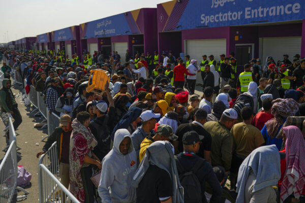 אוהדי הנבחרות במונדיאל מחכים בתורים למכירת הכרטיסים (צילום: AP Photo/Francisco Seco, File)