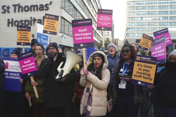 אחיות ואחים מבית החולים סיינט תוטמאס שבלונדון, בהפגנה על שכרם (צילום: AP Photo/Kin Cheung)