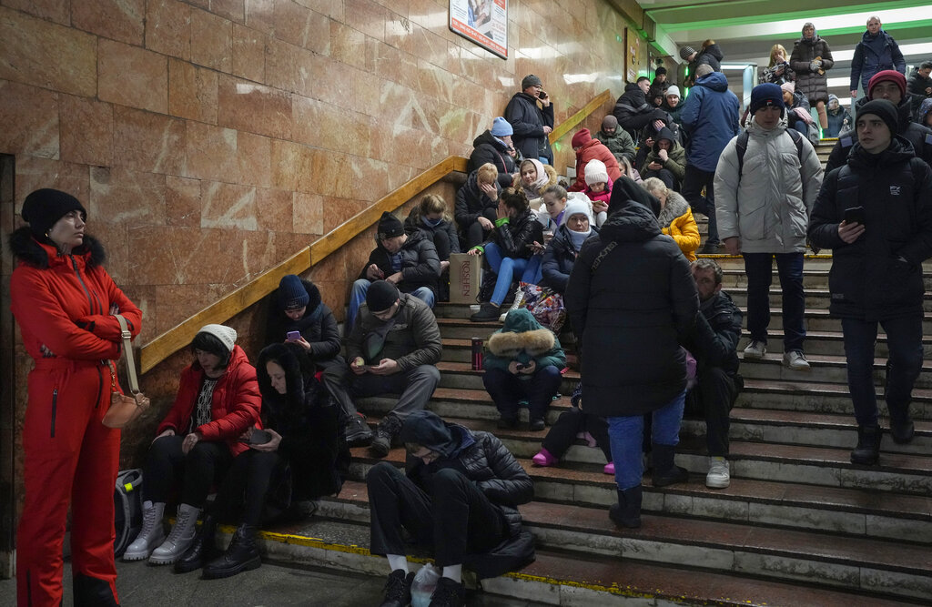 תושבי אוקראינה בתחנת רכבת תחתית שמשמשת כמקלט מהפגזות במהלך הפגזה רוסית, 16 בדצמבר 2022 (AP Photo/Efrem Lukatsky)