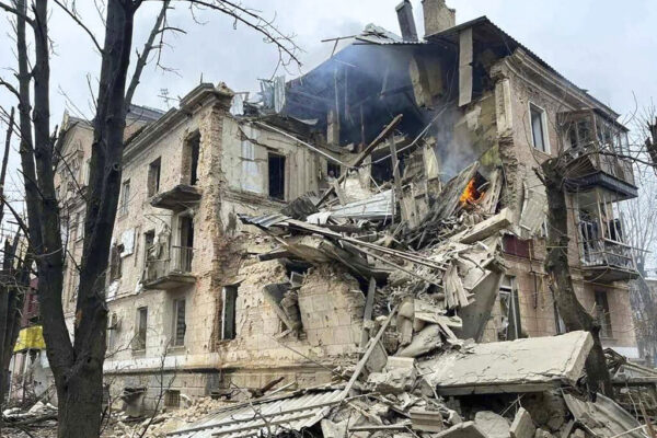 הריסות של בניין דירות שנפגע ממתקפת טילים רוסית בקעיר קריווי רייה באוקראינה, 16 בדצמבר 2022 (Ukrainian Emergency Service via AP Photo)