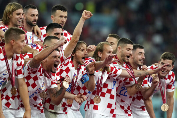 שחקני נבחרת קרואטיה חוגגים עם מדליות המקום השלישי לאחר הניצחון על מרוקו במונדיאל 2022 (צילום: AP Photo/Frank Augstein)