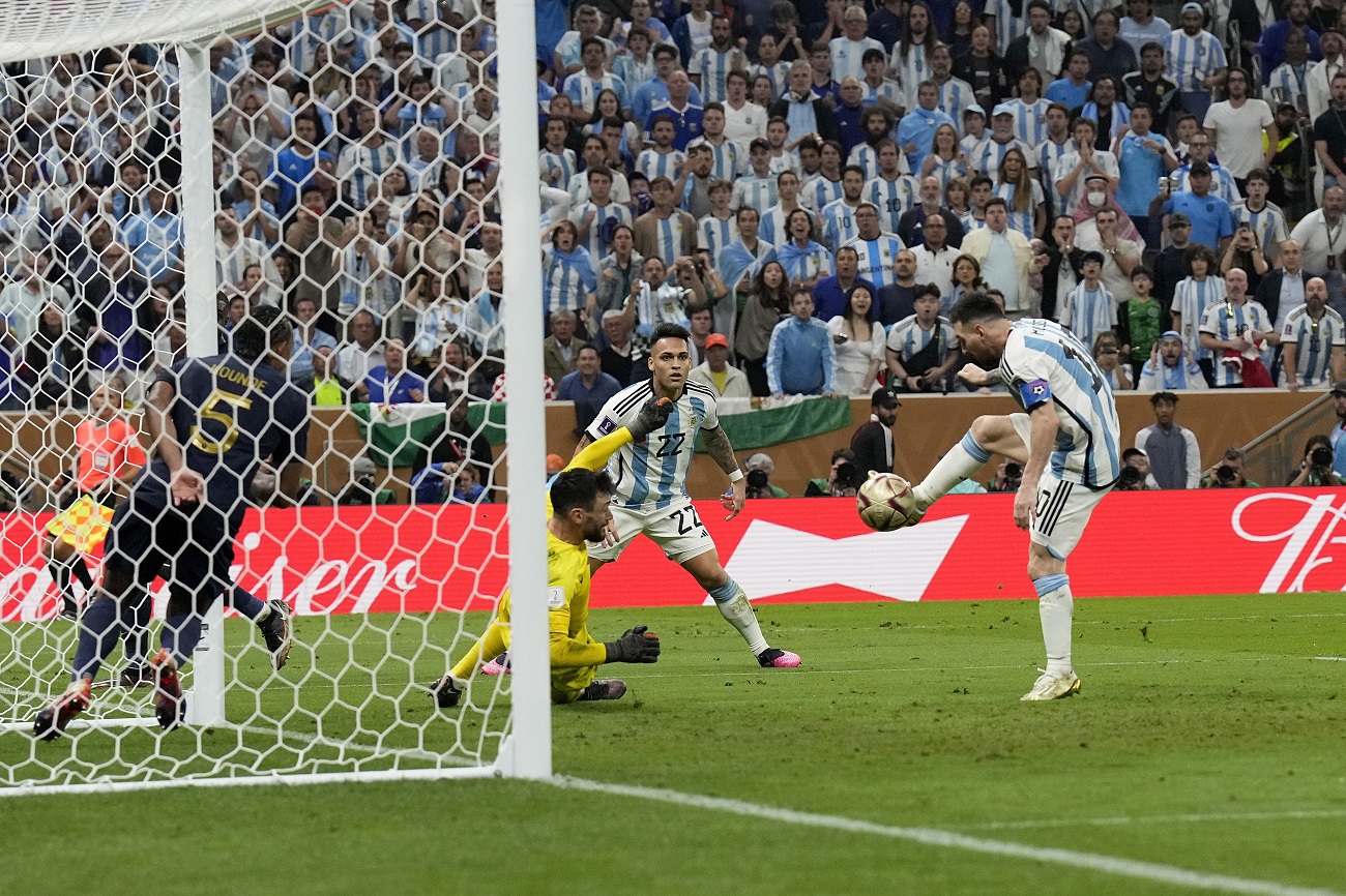 מסי כובש את שער היתרון השלישי של ארגנטינה בדקהה-108 במגמר המונדיאל (צילום: AP Photo/Martin Meissner)