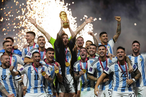 ליונל מסי מניף את גביע העולם עם נבחרת ארגנטינה, במונדיאל בקטאר (צילום: AP Photo/Martin Meissner)