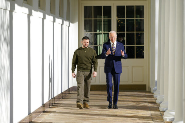 נשיא ארה"ב ג'ו ביידן לצד נשיא אוקראינה וולודימיר זלנסקי בבית הלבן (צילום ארכיון: AP Photo/Patrick Semansky)