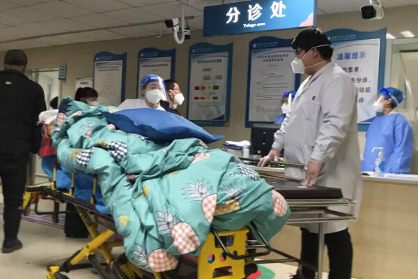 חולה מפונה מיחידת הטיפול הנמרץ בבאודינג, סין, בשל תפוסה מלאה (צילום: AP Photo)