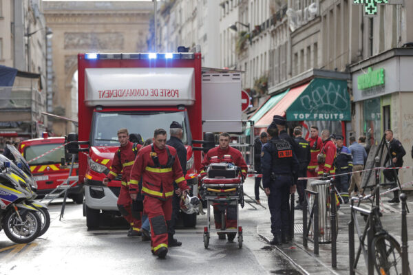 כוחות חילוץ והצלה בזירת הירי בפריז (צילום: AP Photo/Lewis Joly)