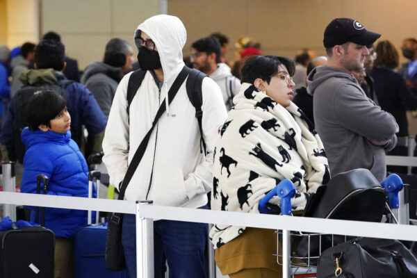 תושבי העיר טקסס ממתינים בשדה התעופה על מנת להימלט מהסופה שפוקדת את המדינה (צילום: AP Photo/LM Otero)