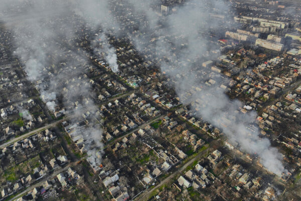 עשן מיתמר לאחר הפצצות צבא רוסיה בעיר בחמוט (צילום: AP Photo/Libkos)