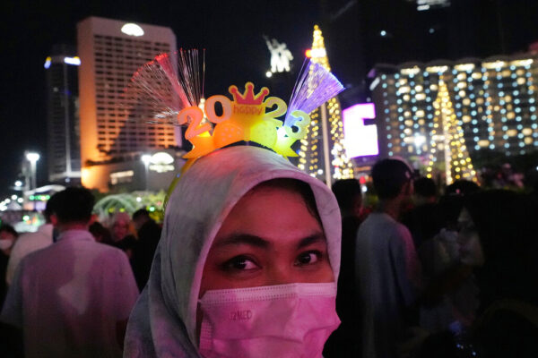 אישה במסכה מציינת את חגיגות השנה החדשה באינדונזיה (צילום: AP Photo/Achmad Ibrahim)