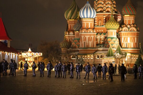 הכל שקט בחזית המזרחית? המשמר הלאומי של רוסיה נערך לאבטחת הכיכר האדומה (צילום: AP Photo/Alexander Zemlianichenko)
