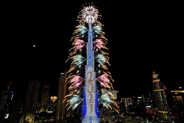 זיקוקים בבורג' חליפה בדובאי, שחוגג שנה נוספת כבניין הגבוה בעולם (צילום: AP Photo/Kamran Jebreili)