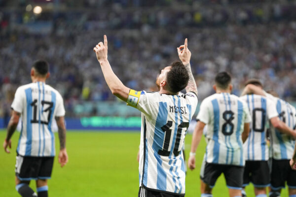 מסי ושחקני ארגנטינה חוגגים את העלייה לרבע הגמר במשחק מול אוסטרליה (צילום: AP Photo/Thanassis Stavrakis)